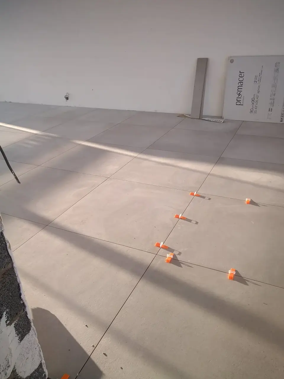 Grands carreaux gris posés avec croisillons