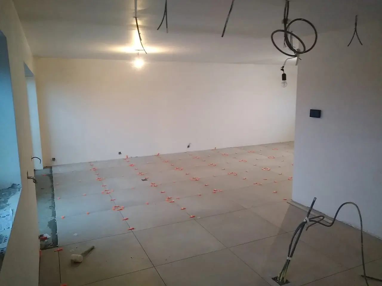 Pièce en cours de carrelage avec luminaires en attente