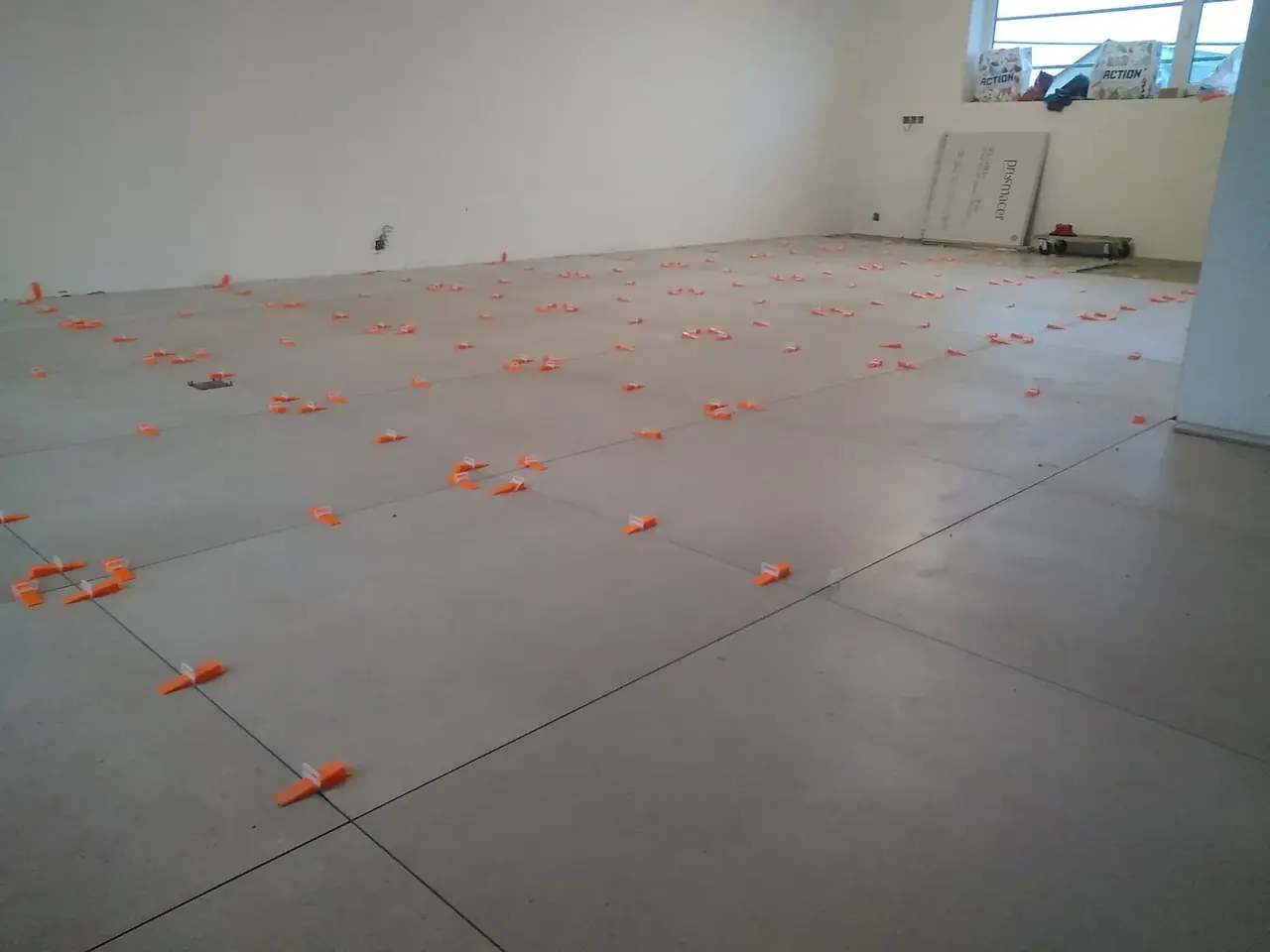 Carreaux grand format posés sur toute la pièce