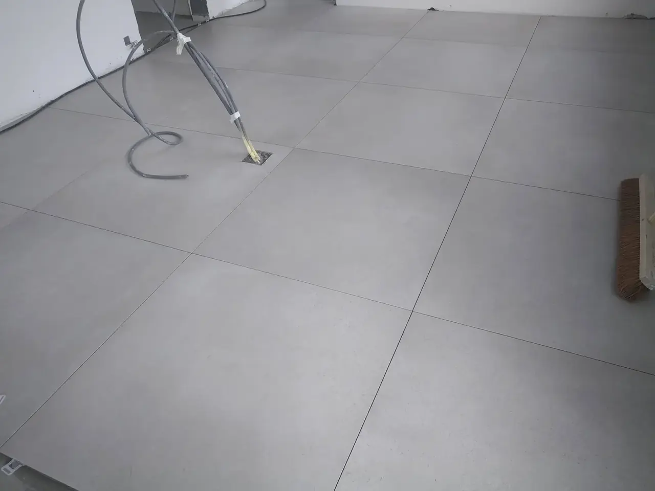 Gros plan sur de grands carreaux gris