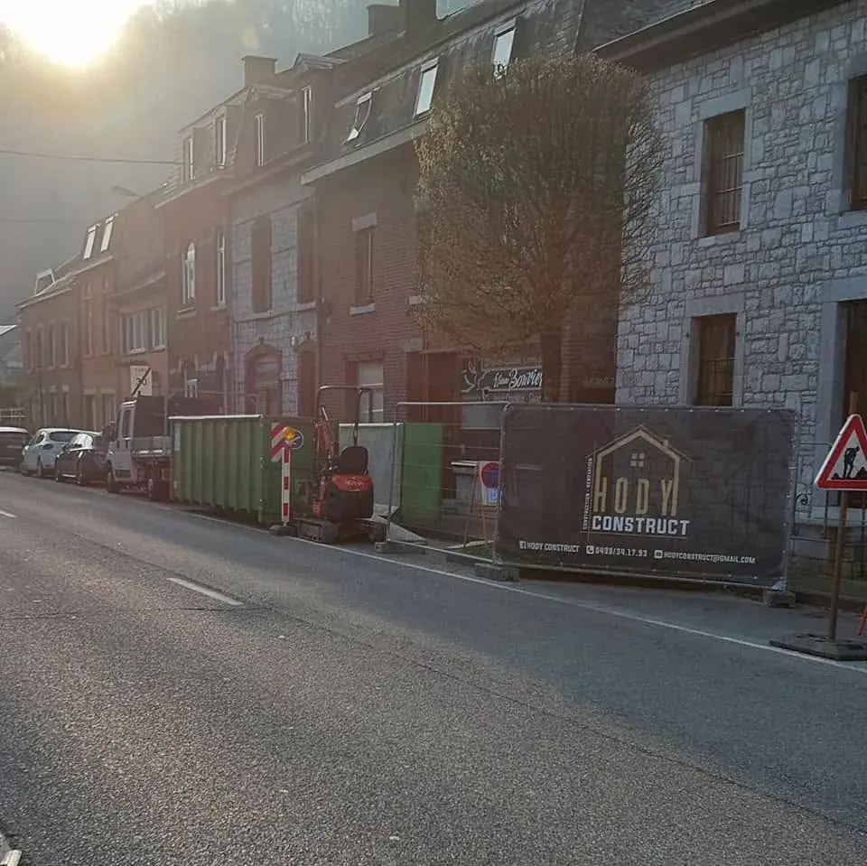 Chantier en bord de rue avec panneau de chantier