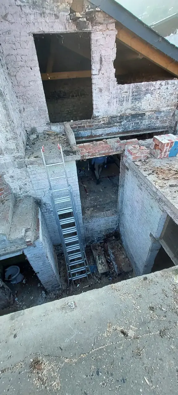 Ancienne construction ouverte avec échelle, vue de dessus