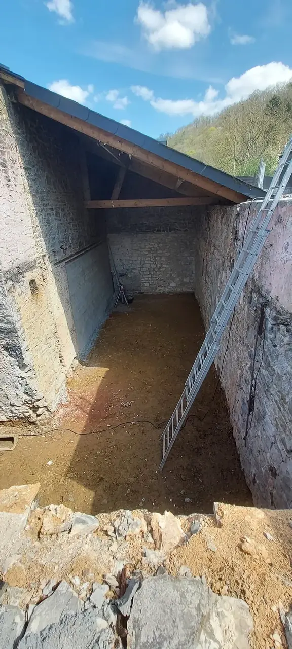 Fouille dans un bâtiment ancien avec échelle