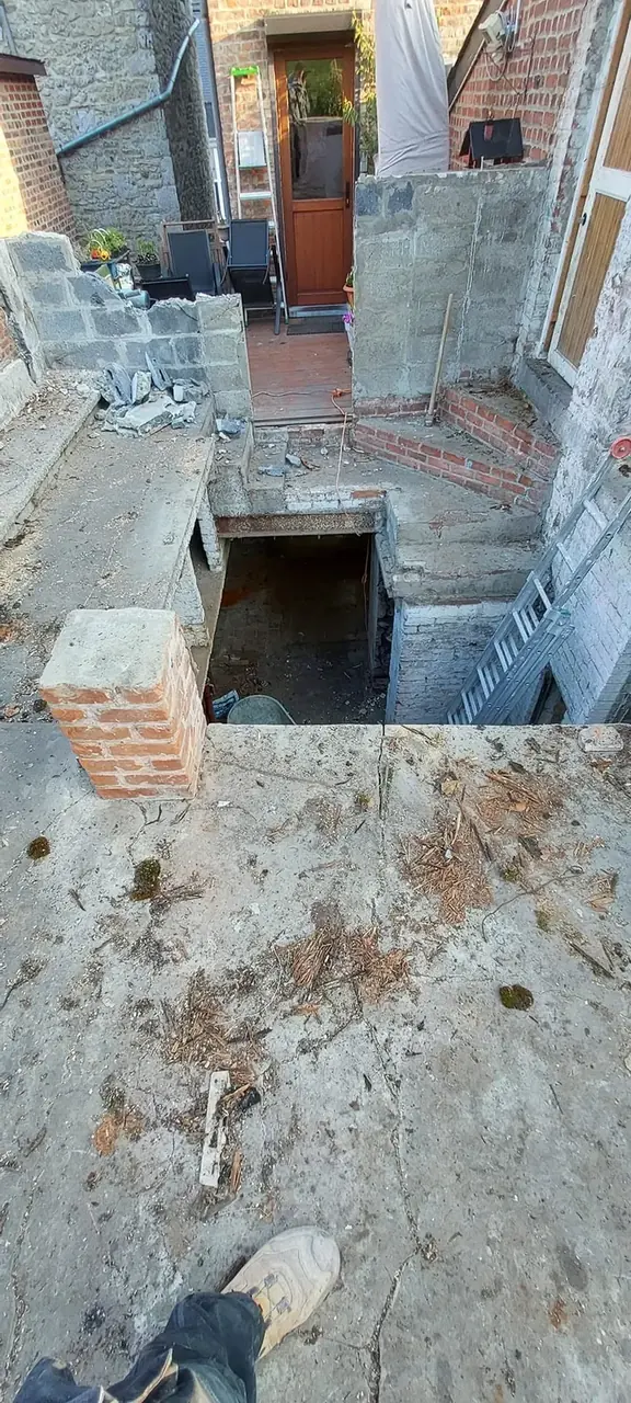 Fouille entre des murs anciens et un escalier