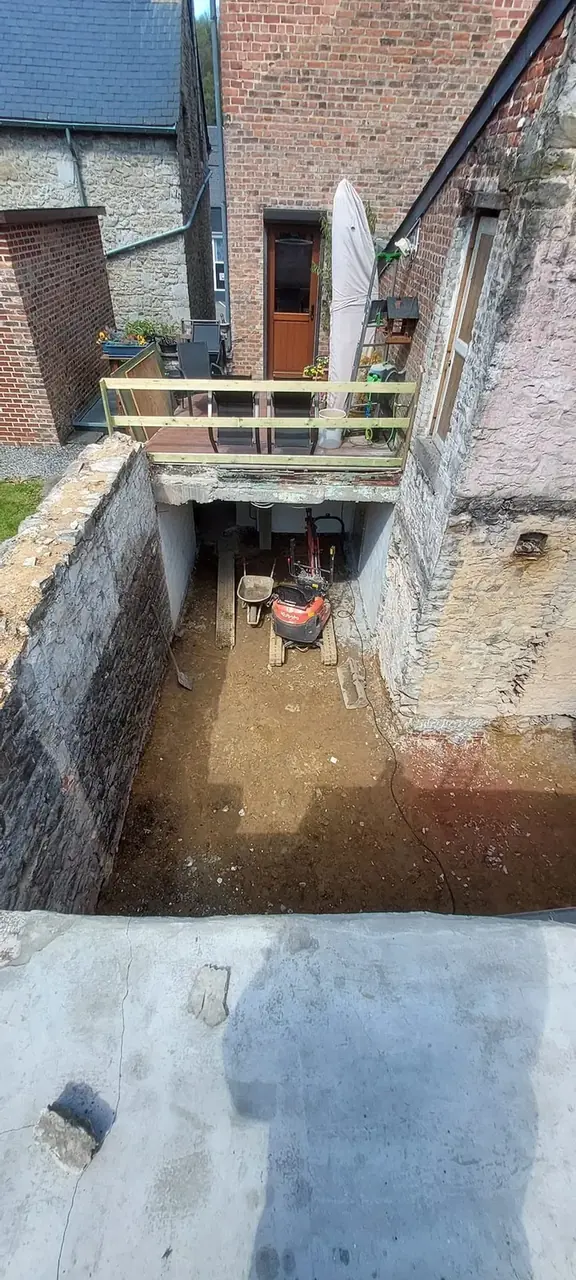 Fouille étroite derrière le bâtiment