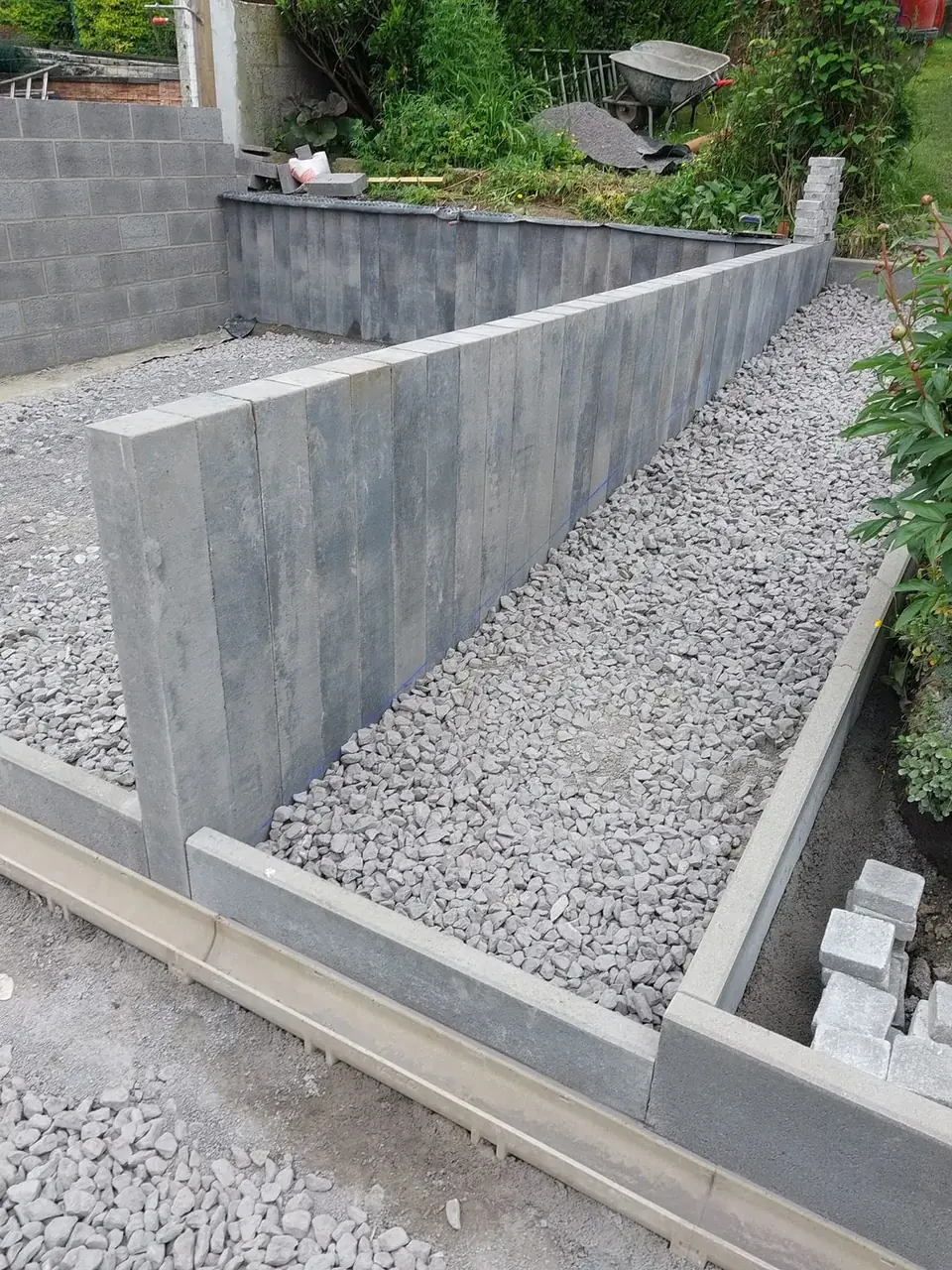 Murets de blocs avec gravier le long du jardin