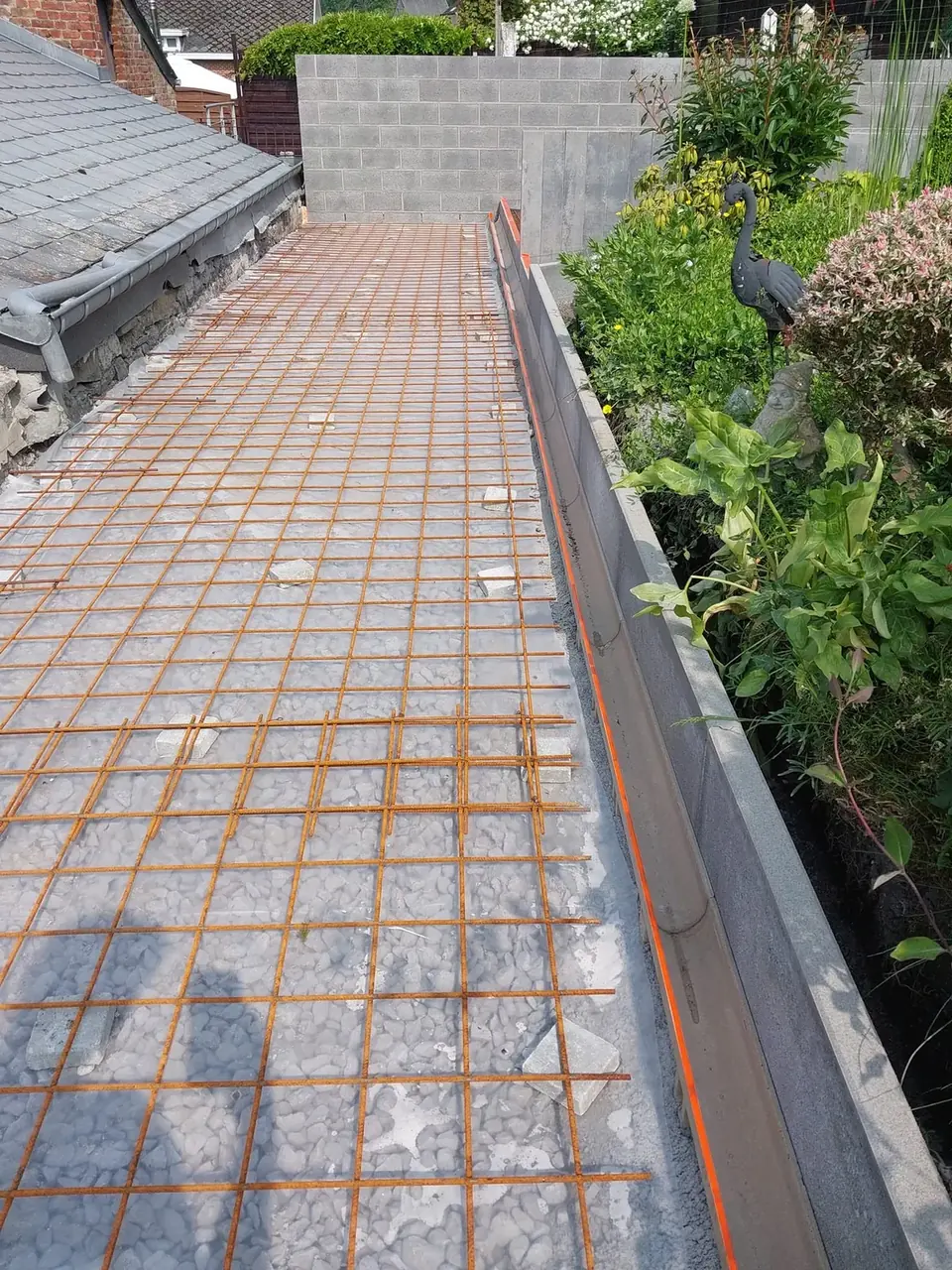 Armatures de dalle le long d'une plate-bande