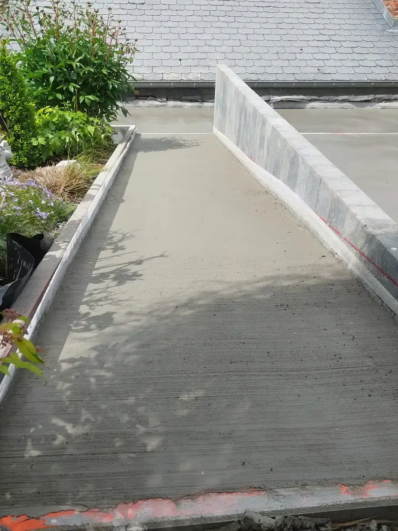Dalle de béton lissée sur une terrasse entre toiture et plate-bande