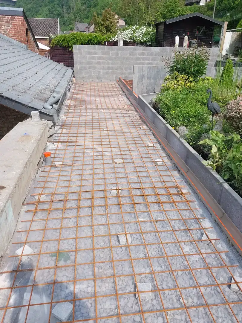Armatures de dalle sur une terrasse étroite en bord de toit