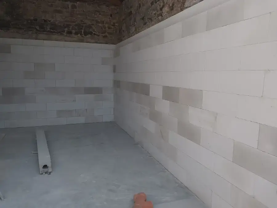 Mur de béton cellulaire intérieur avec tuyau en attente