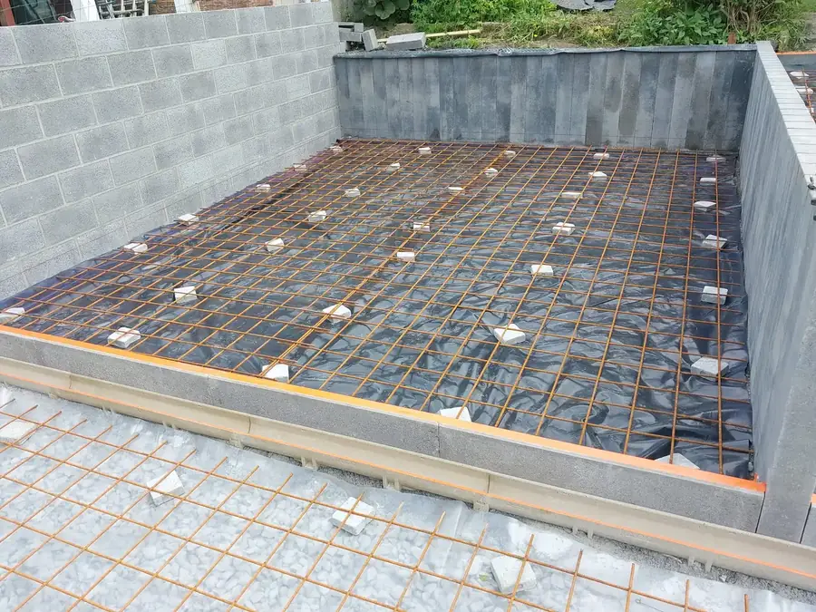 Armatures posées dans un espace entouré de murs de blocs