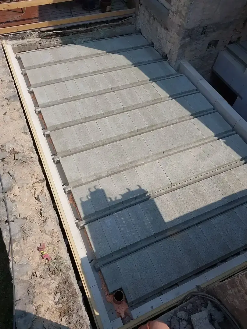 Dalle de hourdis vue de dessus entre des murs