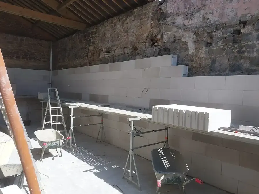 Murs en blocs de béton cellulaire dans une cour couverte