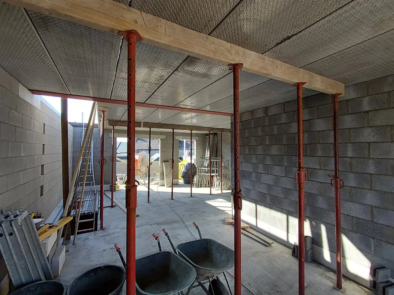 Garage avec étais et brouettes sous la dalle