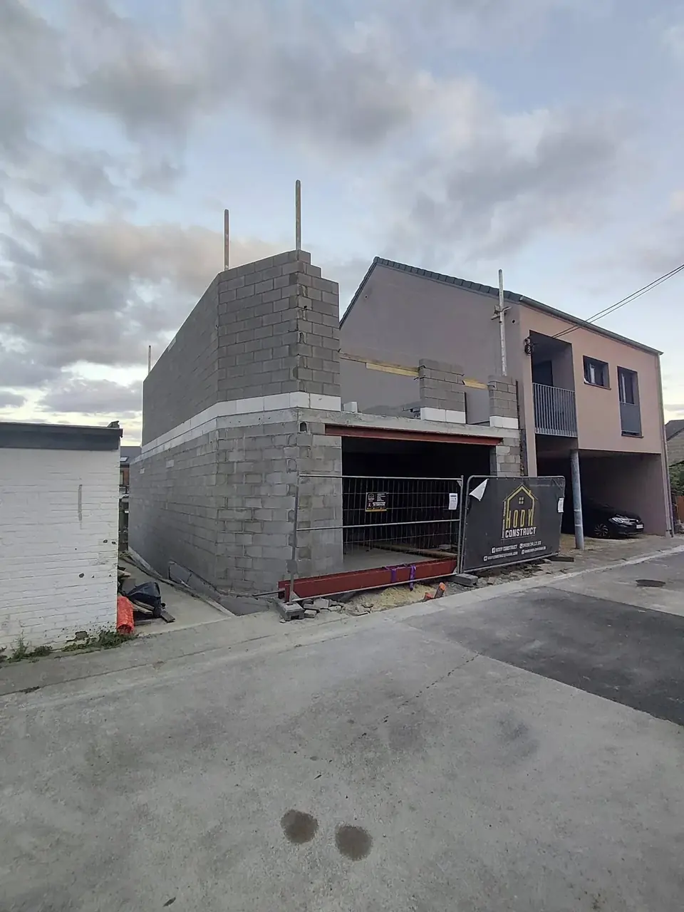 Bâtiment en blocs avec garage, vue de la rue