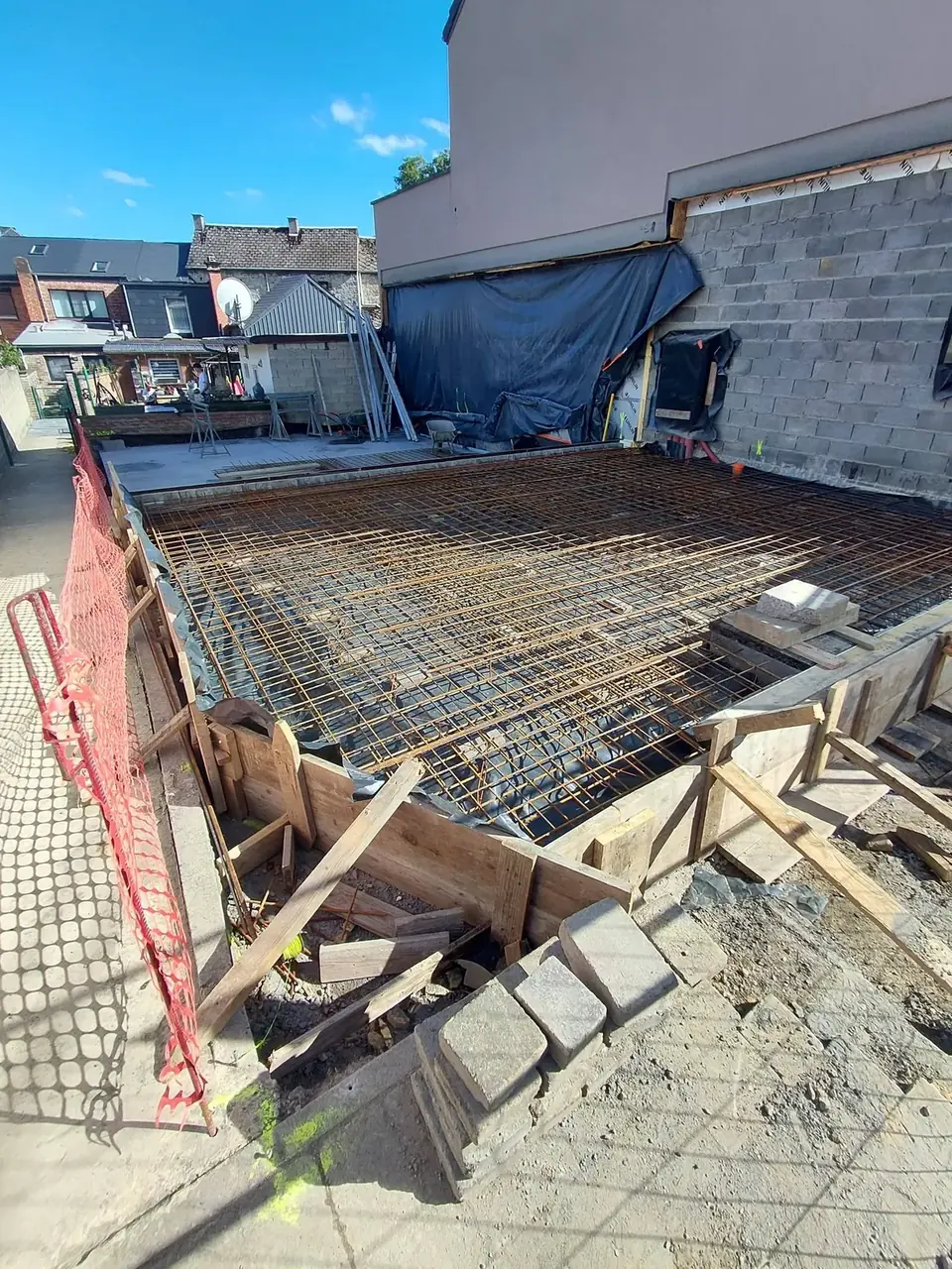Armatures de dalle devant un mur en blocs