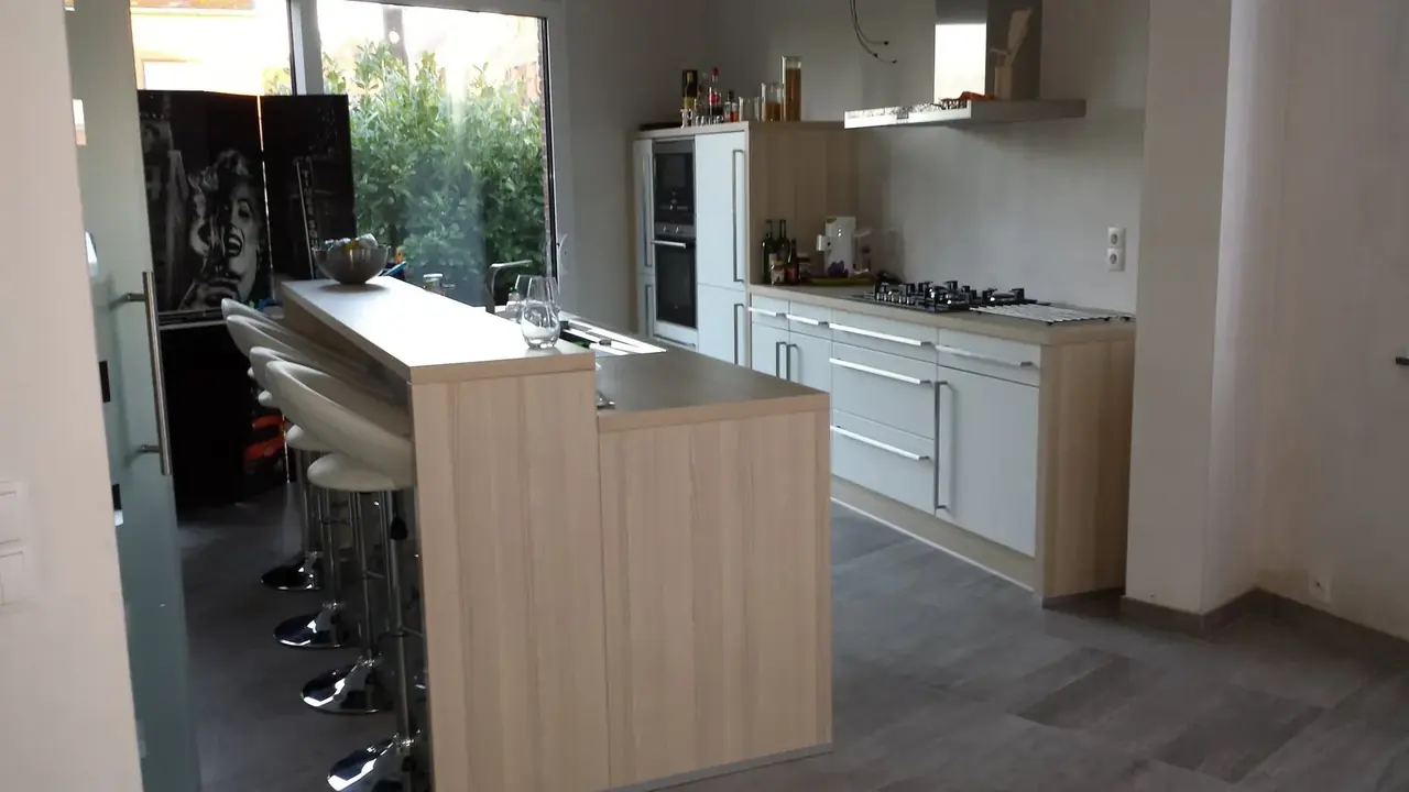 Cuisine ouverte avec îlot en bois et plan de travail