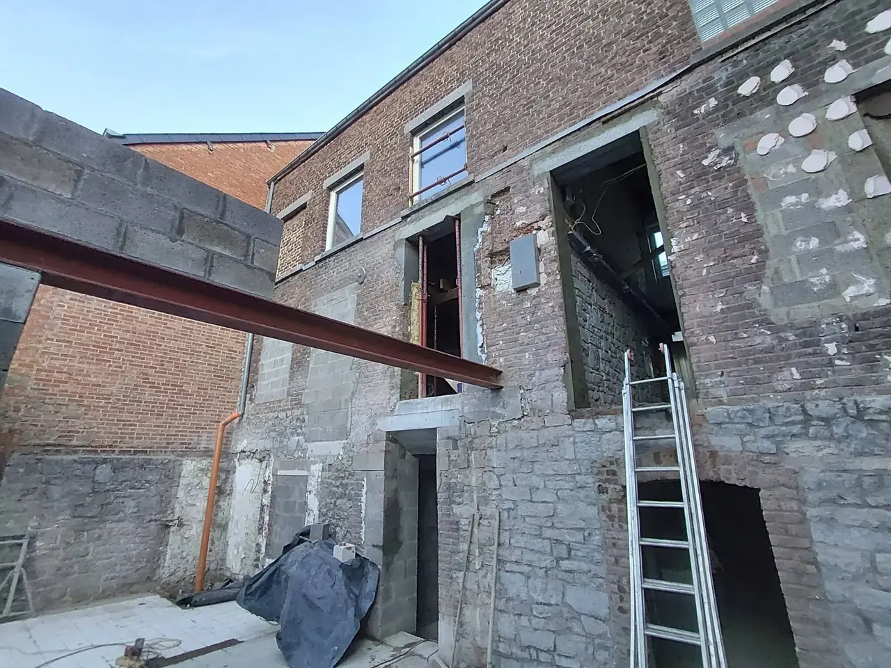 Façade arrière avec poutre métallique et échelle