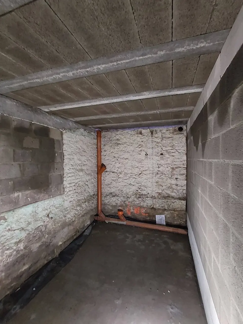 Pièce en blocs avec évacuation orange et plafond de hourdis