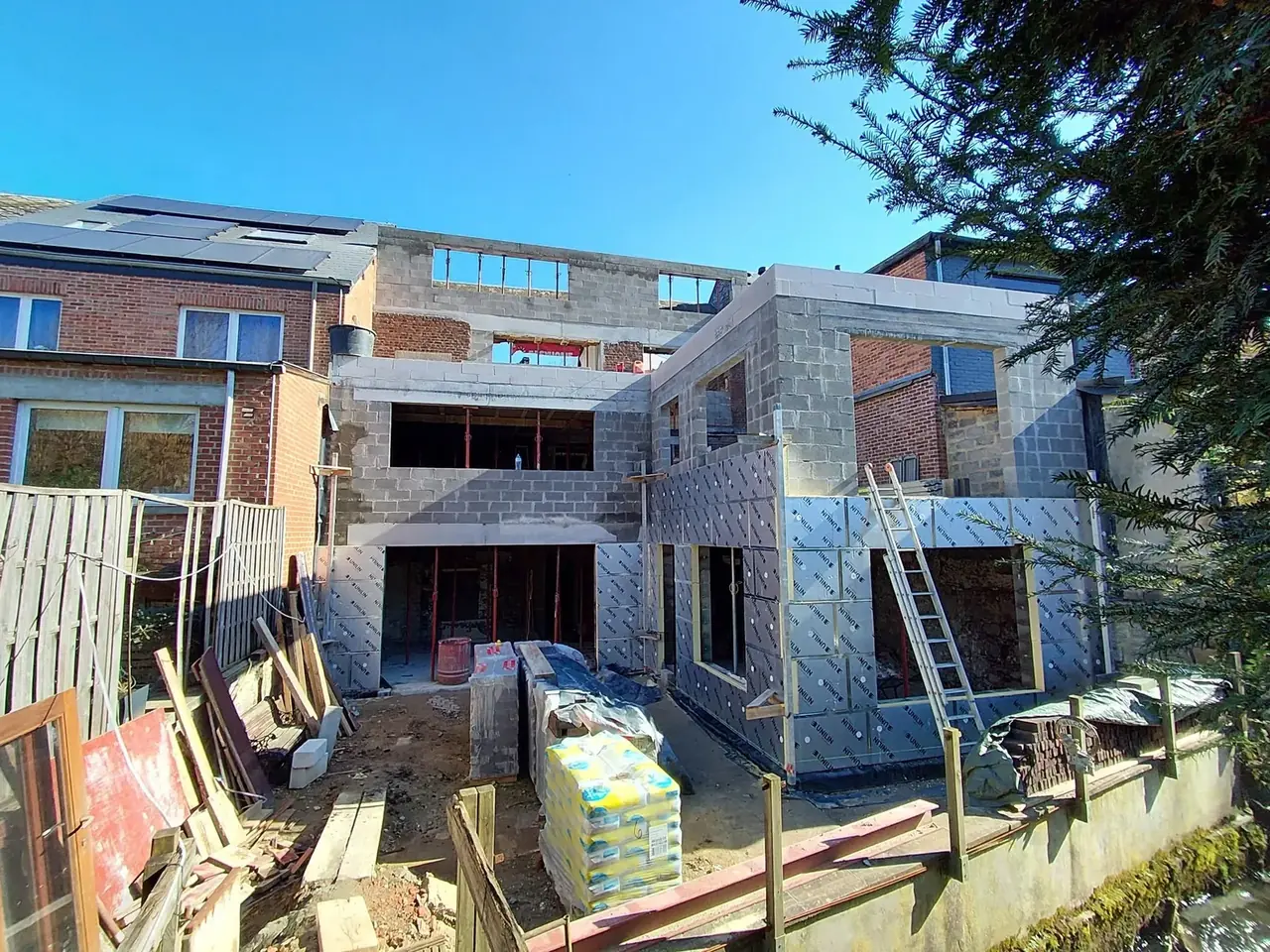 Arrière du bâtiment en blocs avec isolant et palettes