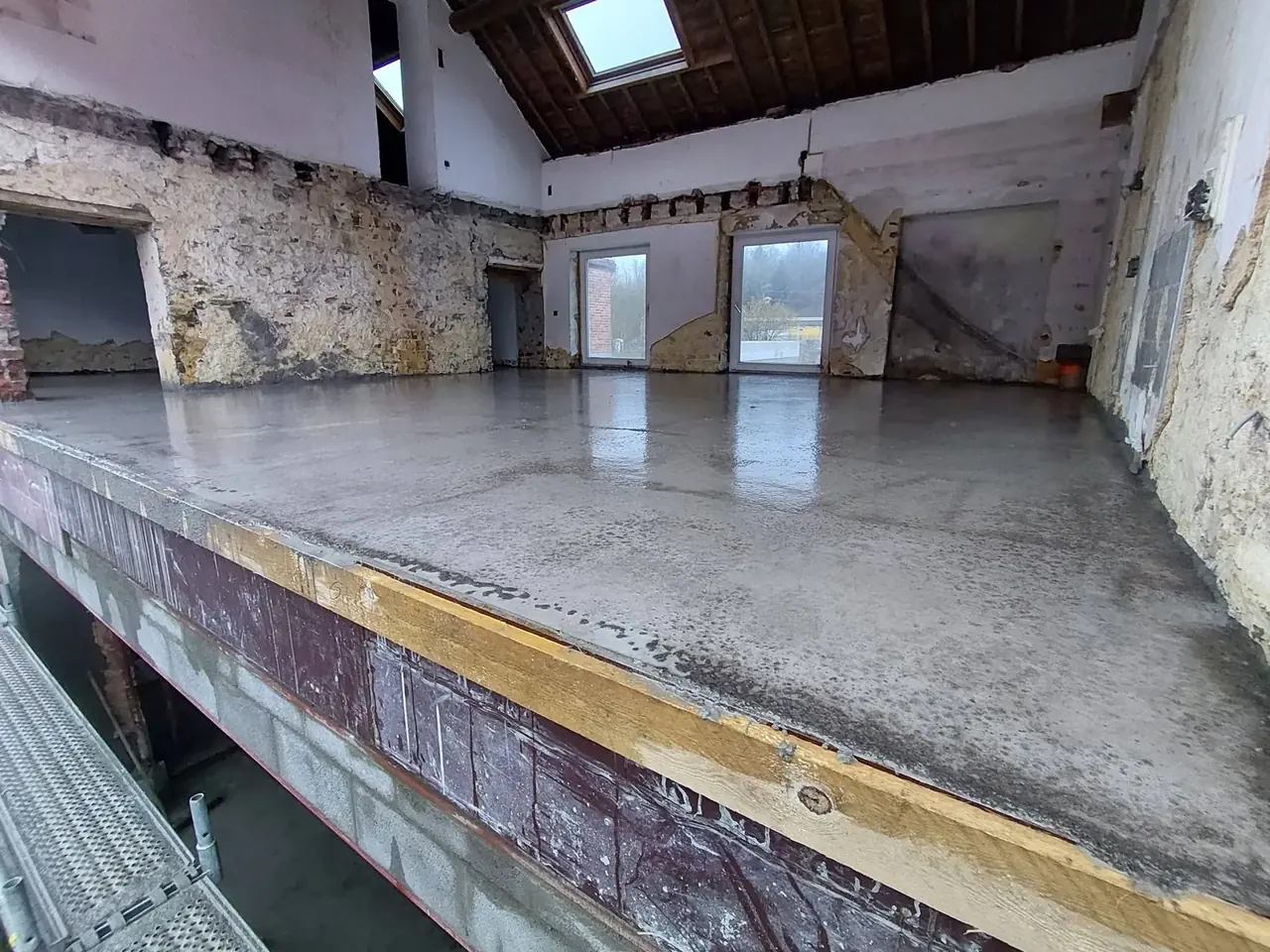 Plancher de béton lissé avec coffrage