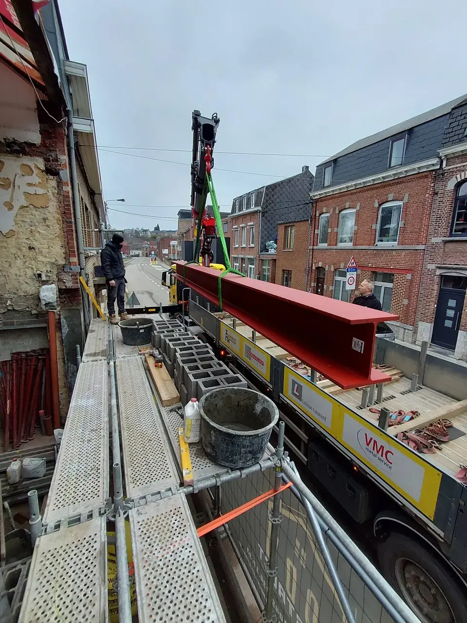 Poutre métallique rouge livrée sur un camion-grue
