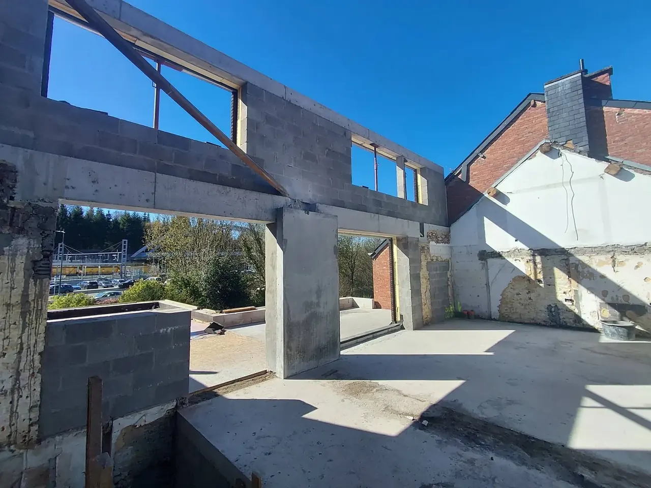 Murs et linteaux de béton sous un ciel bleu