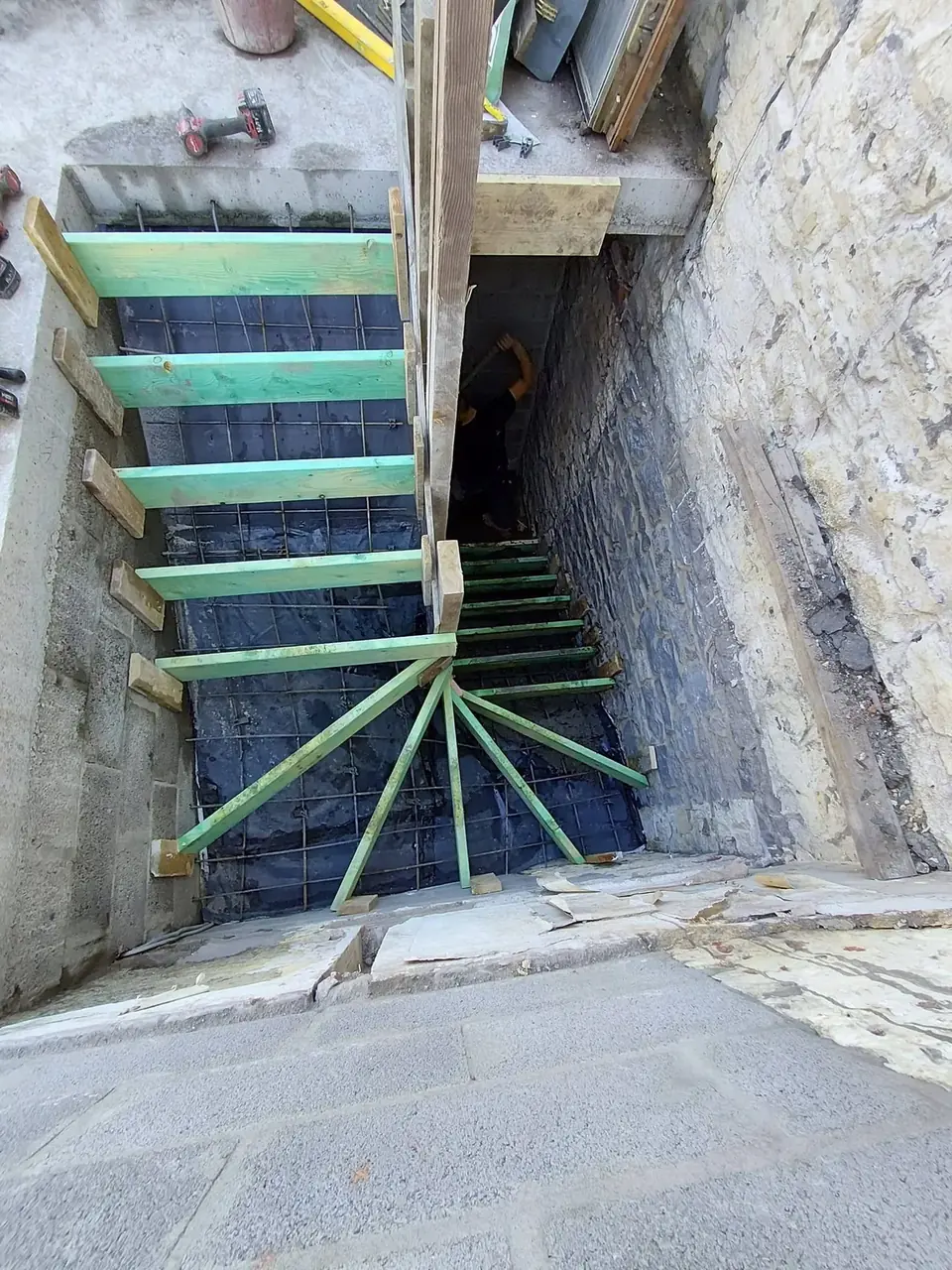 Escalier en coffrage vert avec armatures