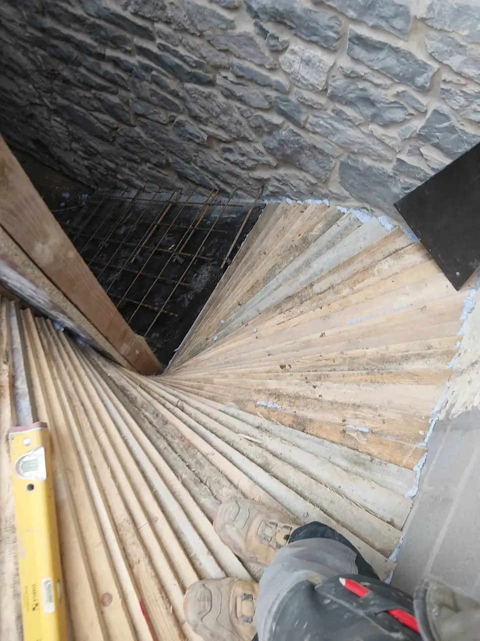 Coffrage en bois d'un escalier en colimaçon