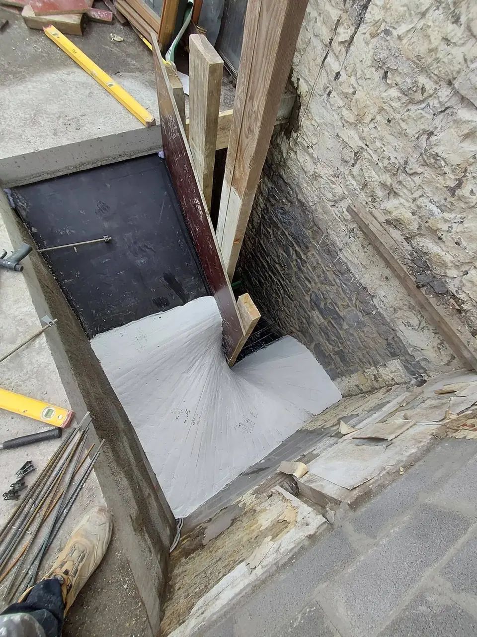 Cage d'escalier avec coffrage et isolant