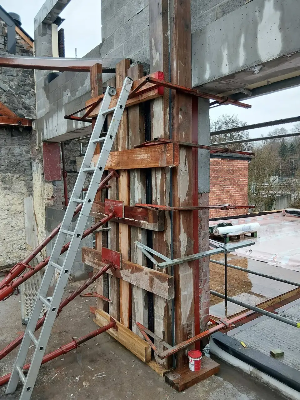 Coffrage de poteau en béton avec étais et échelle