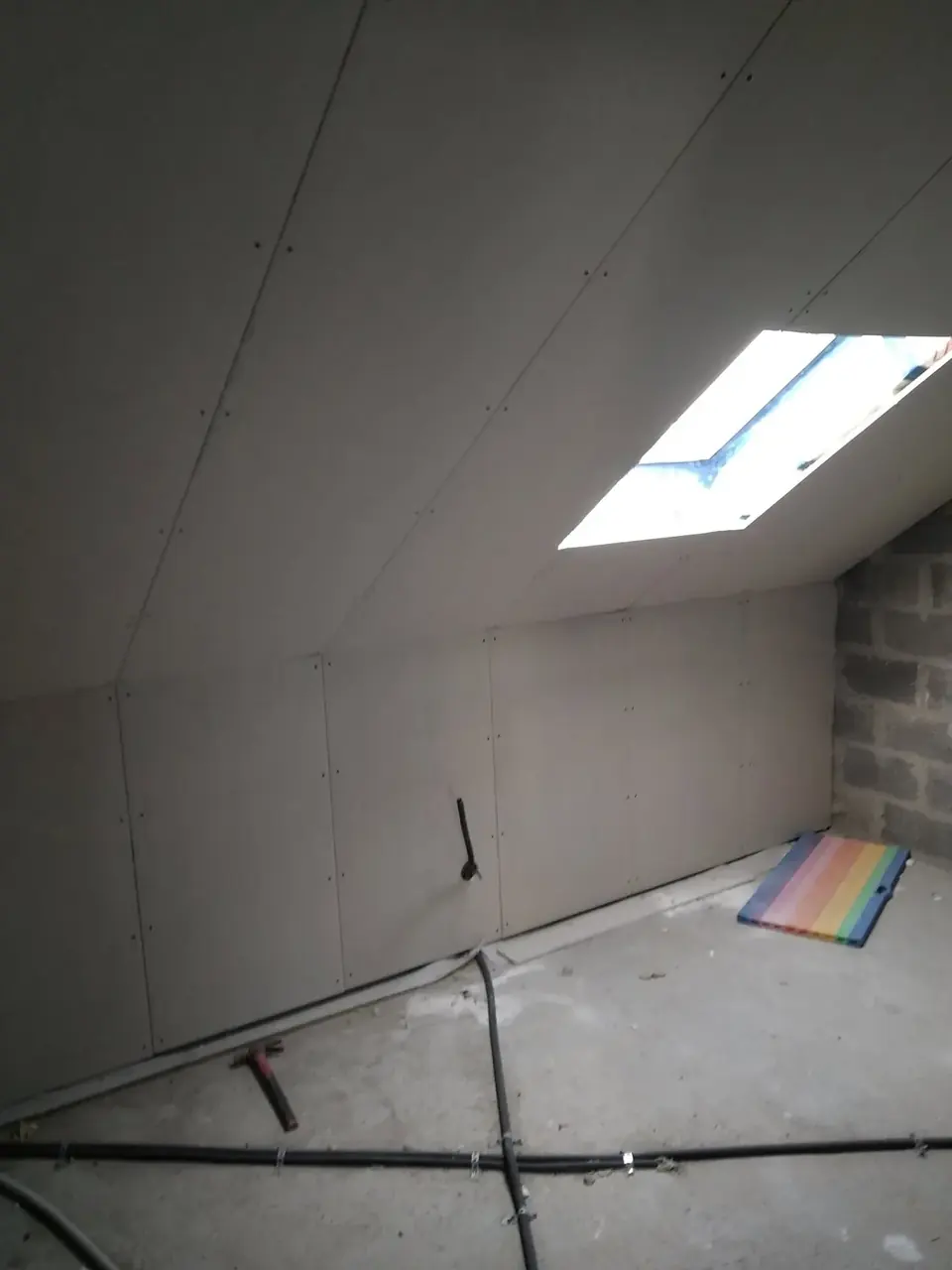 Plaques de plâtre sous la fenêtre de toit