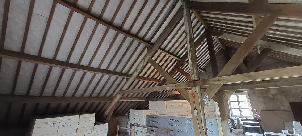 Charpente en bois ancienne avant l'aménagement des combles