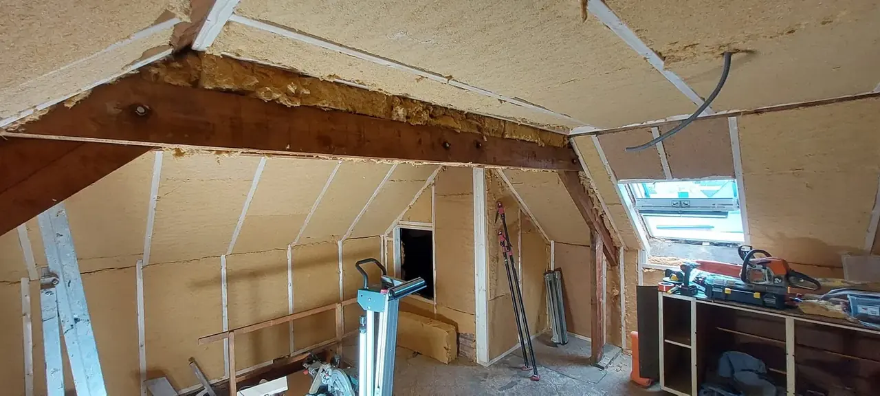Combles avec isolant et panneaux de bois