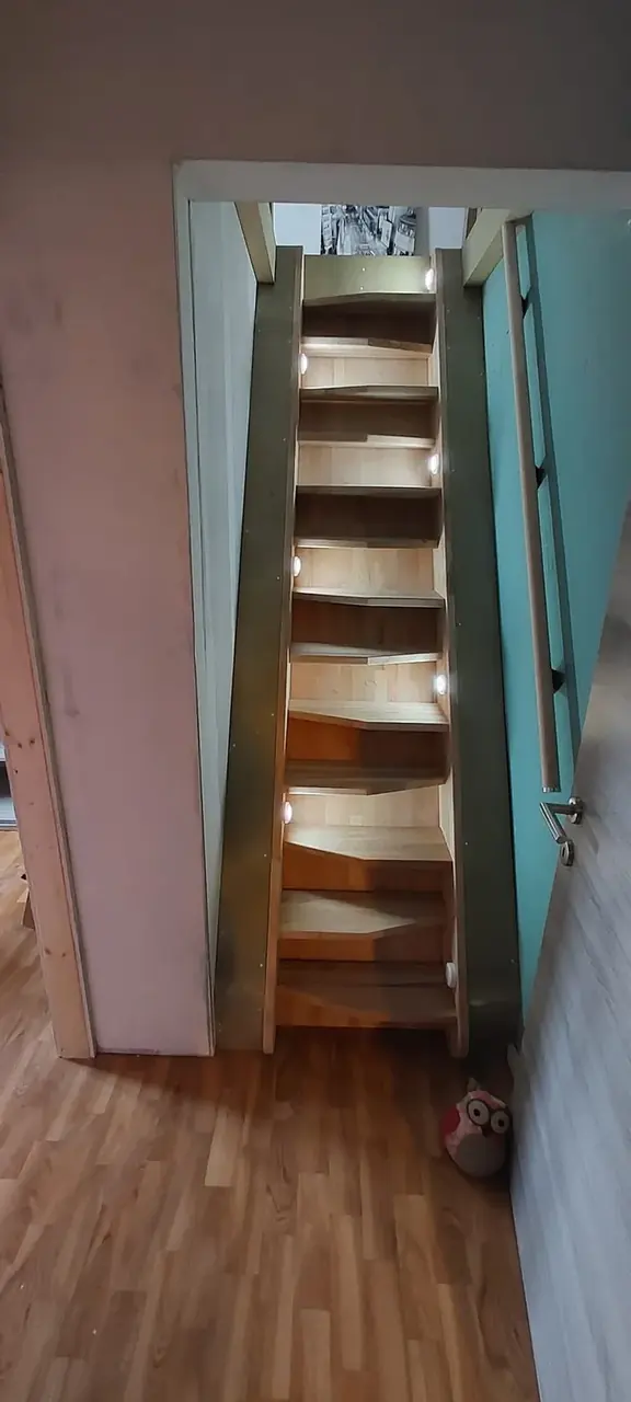 Escalier en bois vers les combles