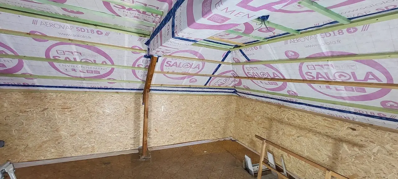 Pare-vapeur et panneaux OSB sous la toiture