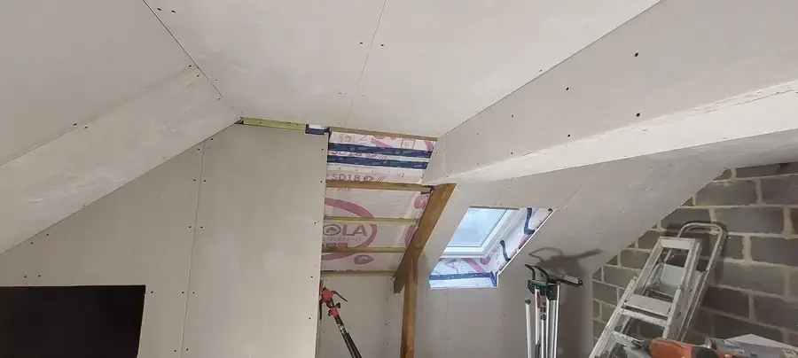 Combles avec plaques de plâtre et fenêtre de toit