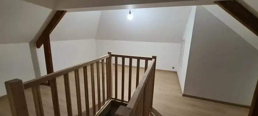 Palier des combles avec garde-corps en bois et parquet