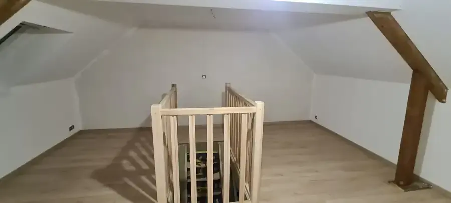 Combles aménagés avec parquet et garde-corps blanc