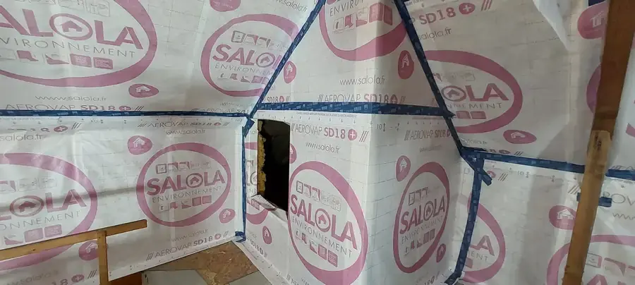 Pare-vapeur rose fixé sous la toiture