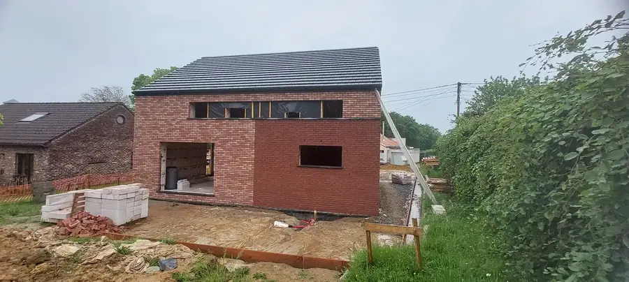 Maison en briques avec nouvelle annexe en briques rouges