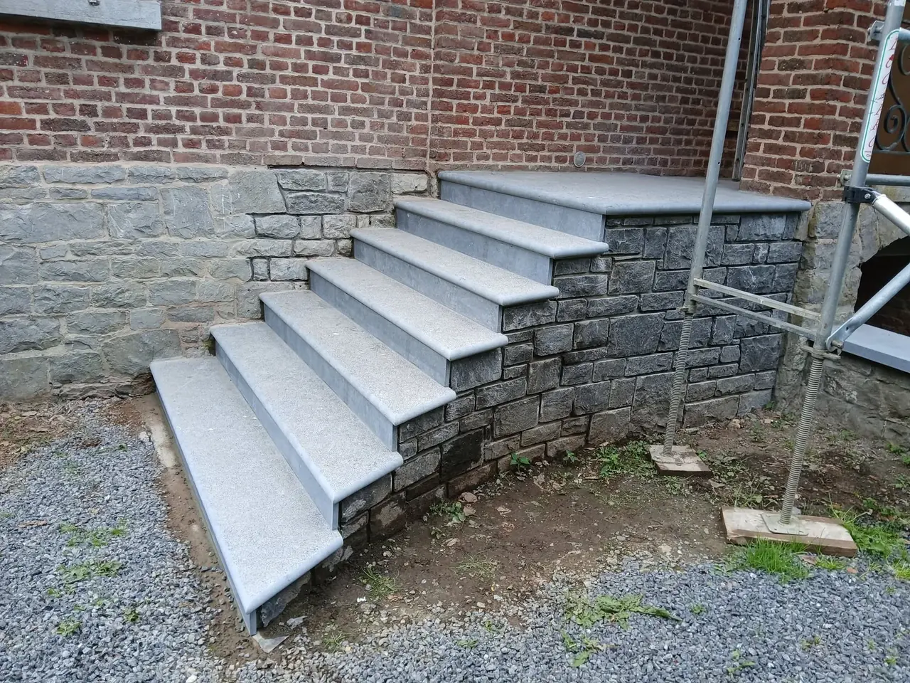 Escalier en pierre bleue avec soubassement en moellons