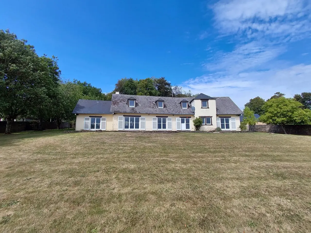 Maison existante avec grand jardin avant les travaux