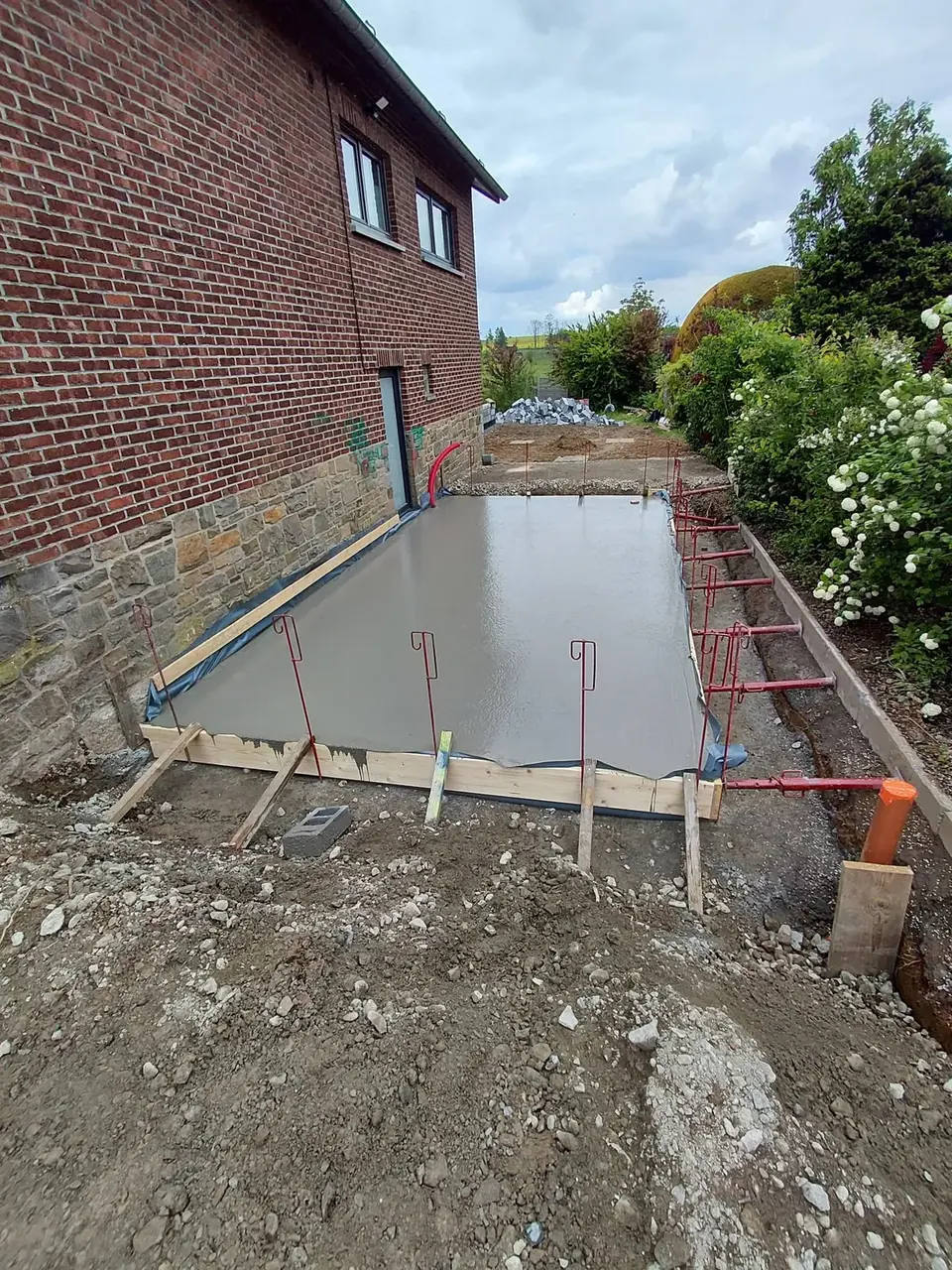 Dalle de béton coulée dans le coffrage
