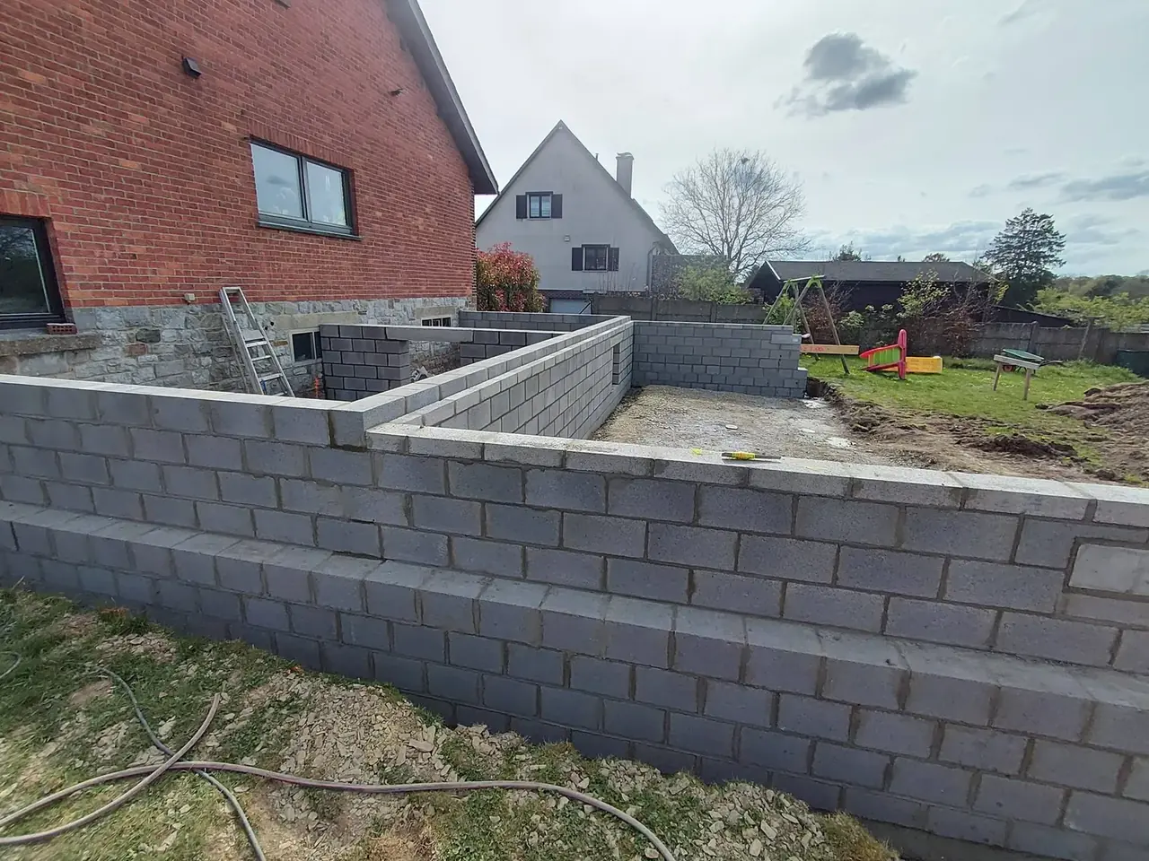 Murs de l'extension en blocs devant la maison