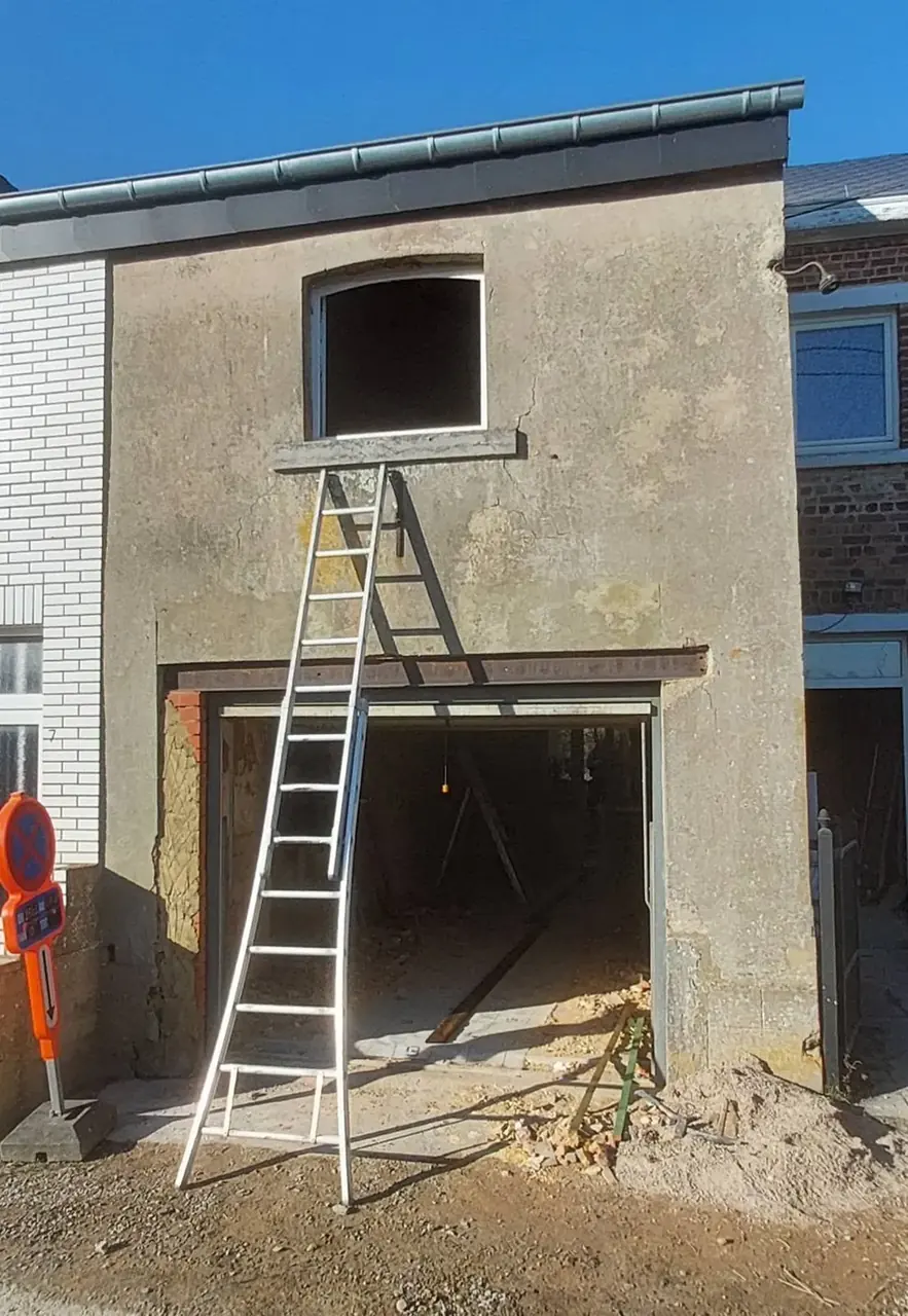 Façade de garage avant démolition avec échelle