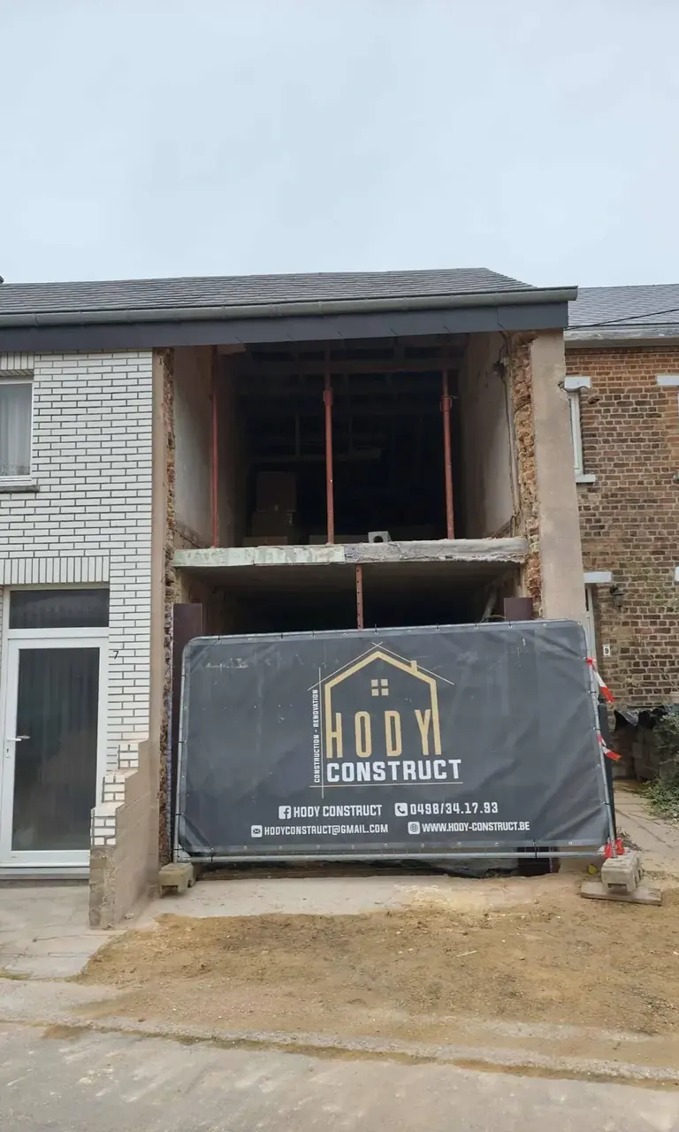 Façade en cours de reconstruction avec bâche de chantier