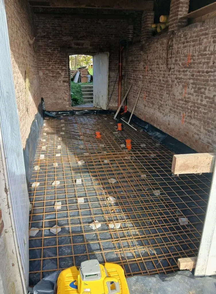 Armatures de dalle dans un ancien bâtiment avec niveau laser