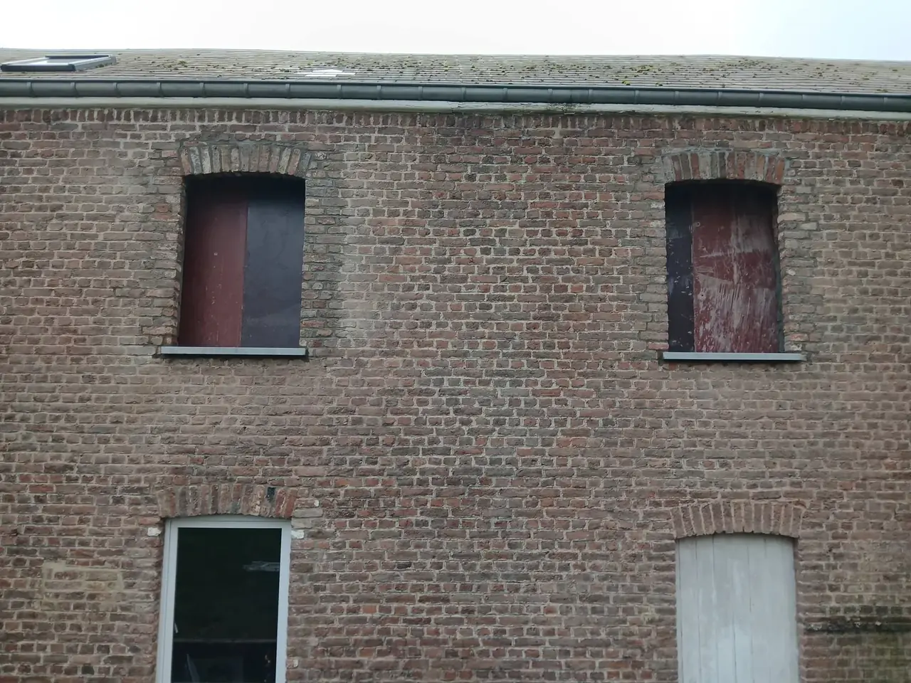 Façade en briques avec fenêtres murées