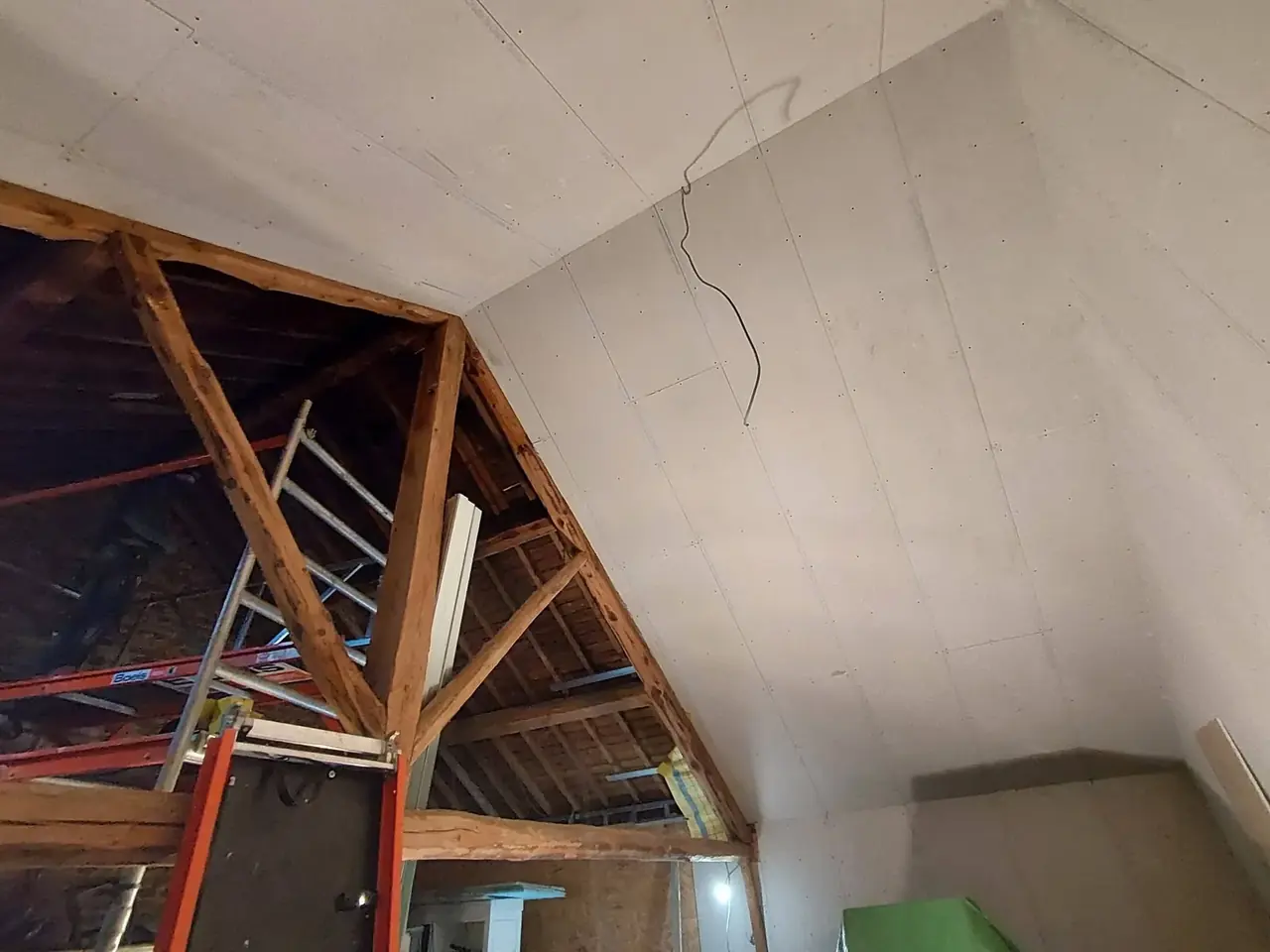 Combles du bâtiment avec plaques de plâtre et charpente